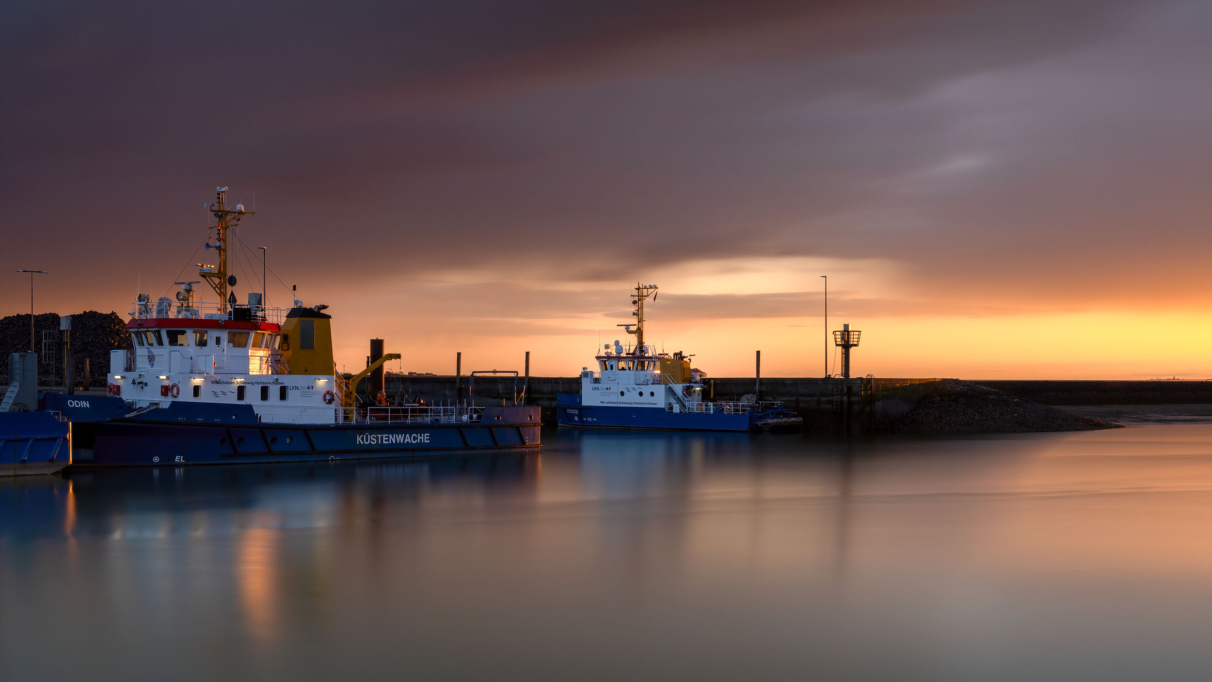 © Heidrun Reckert: Schiffe im Sonnenuntergang am Holmer Siel auf Nordstrand